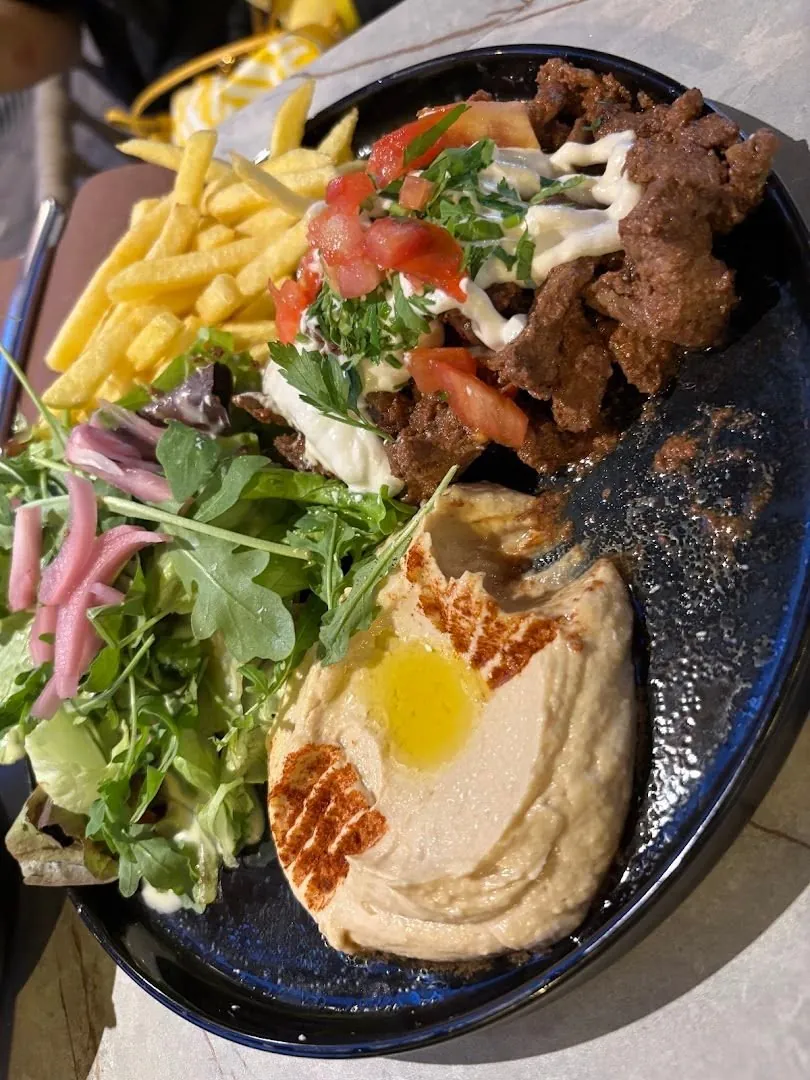 Viande émincée, houmous à l'huile d'olive, salade et frites