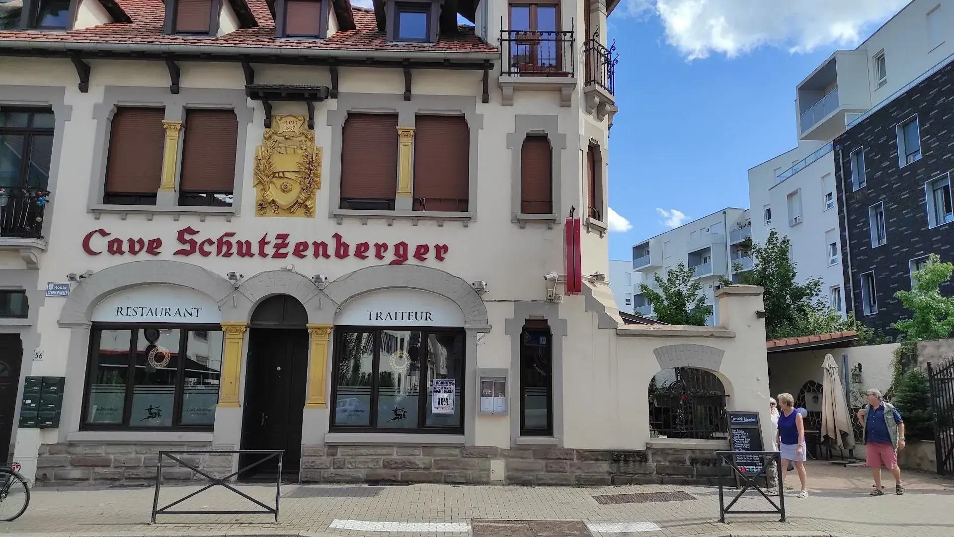 Le portail en arche, à droite de la façade, qui mène à la cour