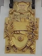 Le blason doré de la façade, marqué « Erbaut 1897 »